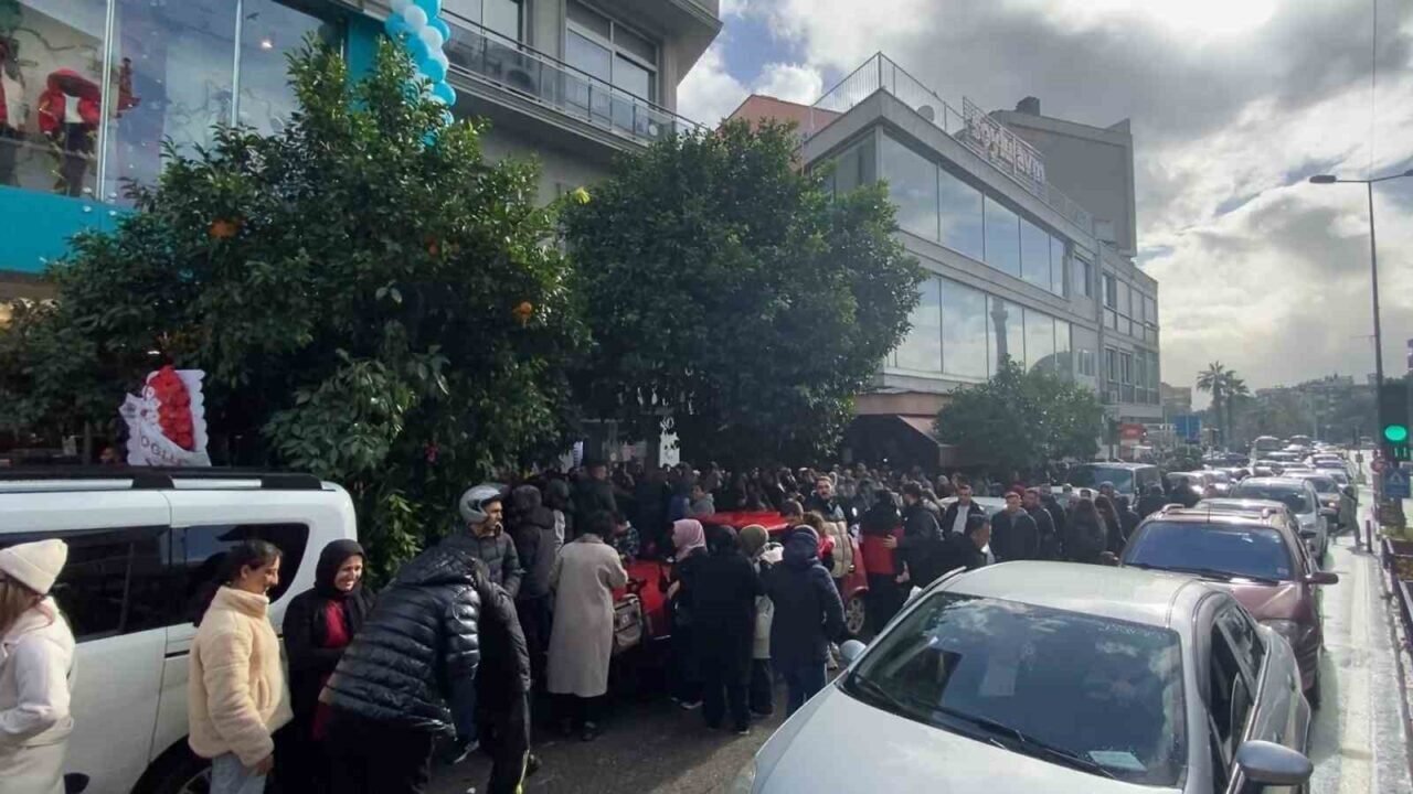 Aydın’da AVM açılışı kaosa dönüştü: Trafik kilitlendi, sıra kavgaları yaşandı