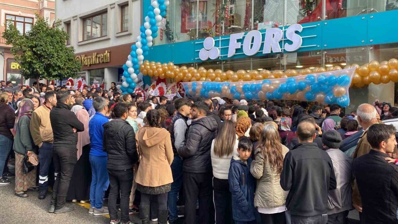 Aydın’da AVM açılışı kaosa dönüştü: Trafik kilitlendi, sıra kavgaları yaşandı