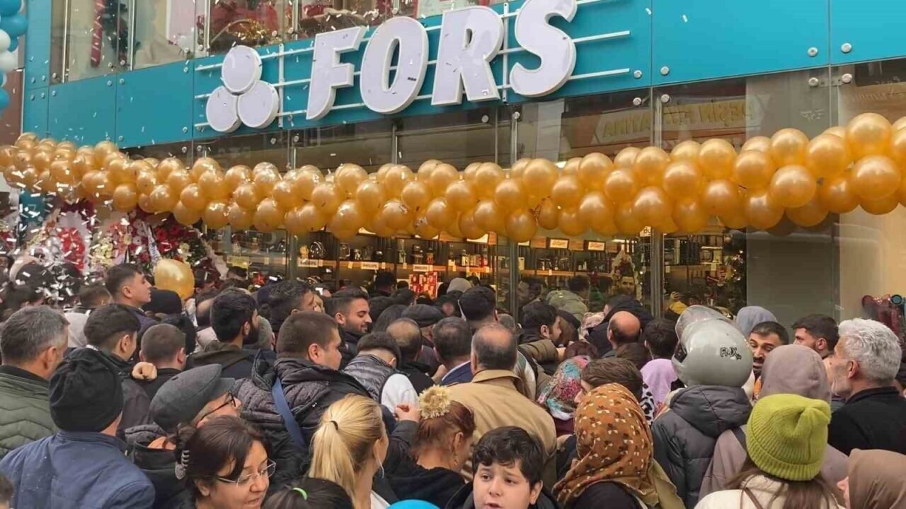 Aydın’da AVM açılışı kaosa dönüştü: Trafik kilitlendi, sıra kavgaları yaşandı