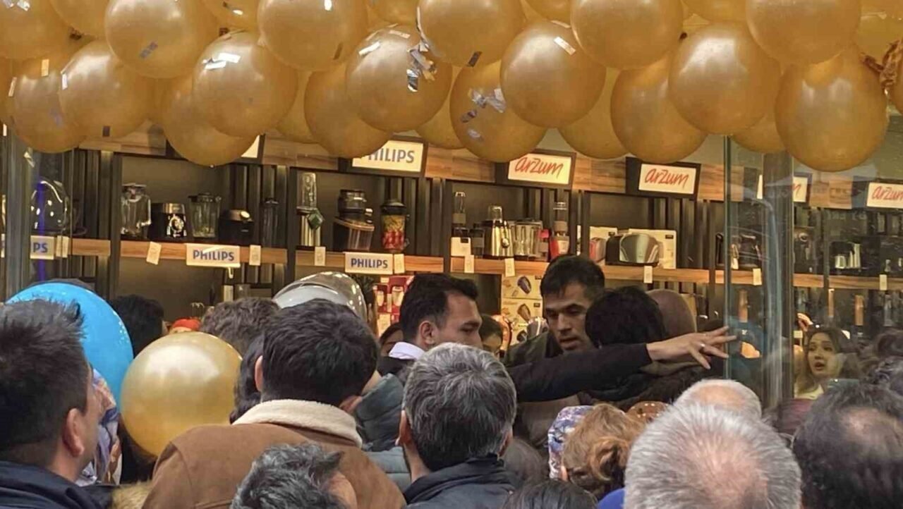 Aydın’da AVM açılışı kaosa dönüştü: Trafik kilitlendi, sıra kavgaları yaşandı