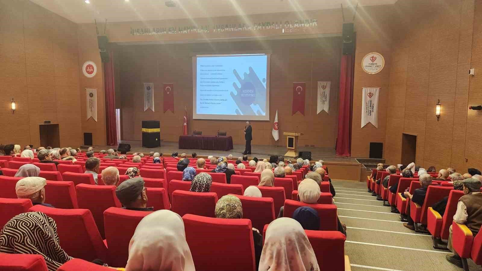 Aydın Vilayet Müftülüğü tarafından kutsal topraklara gidecek olan umreciler için