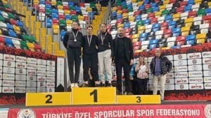 İstanbul’da düzenlenen Özel Sporcular Atletizm Türkiye Şampiyonası’nda başarılı performanslarıyla dikkat