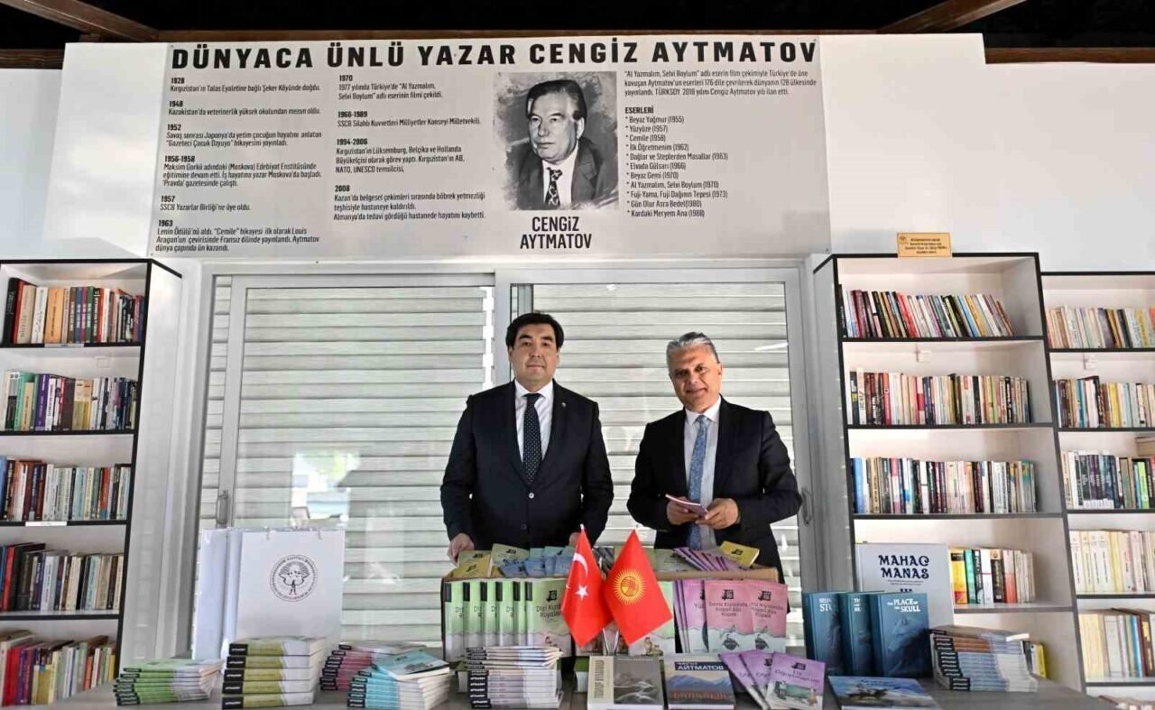 Aytmatov’un eserleri kütüphaneye bağışlandı Aytmatov’un eserleri kütüphaneye bağışlandı