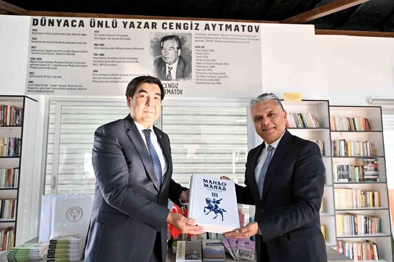 Aytmatov’un eserleri kütüphaneye bağışlandı