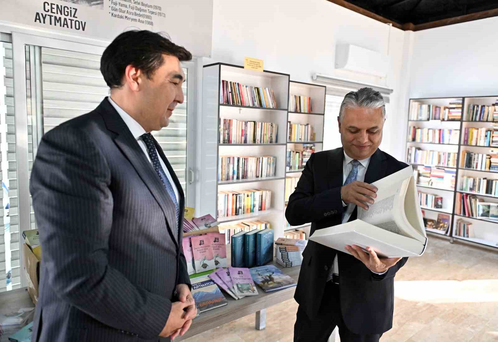 Aytmatov’un yapıtları kütüphaneye bağışlandı