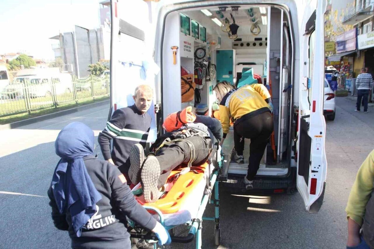 Babasının kaza yaptığını öğrenen oğlu paniğe kapılınca yayaya çarptı