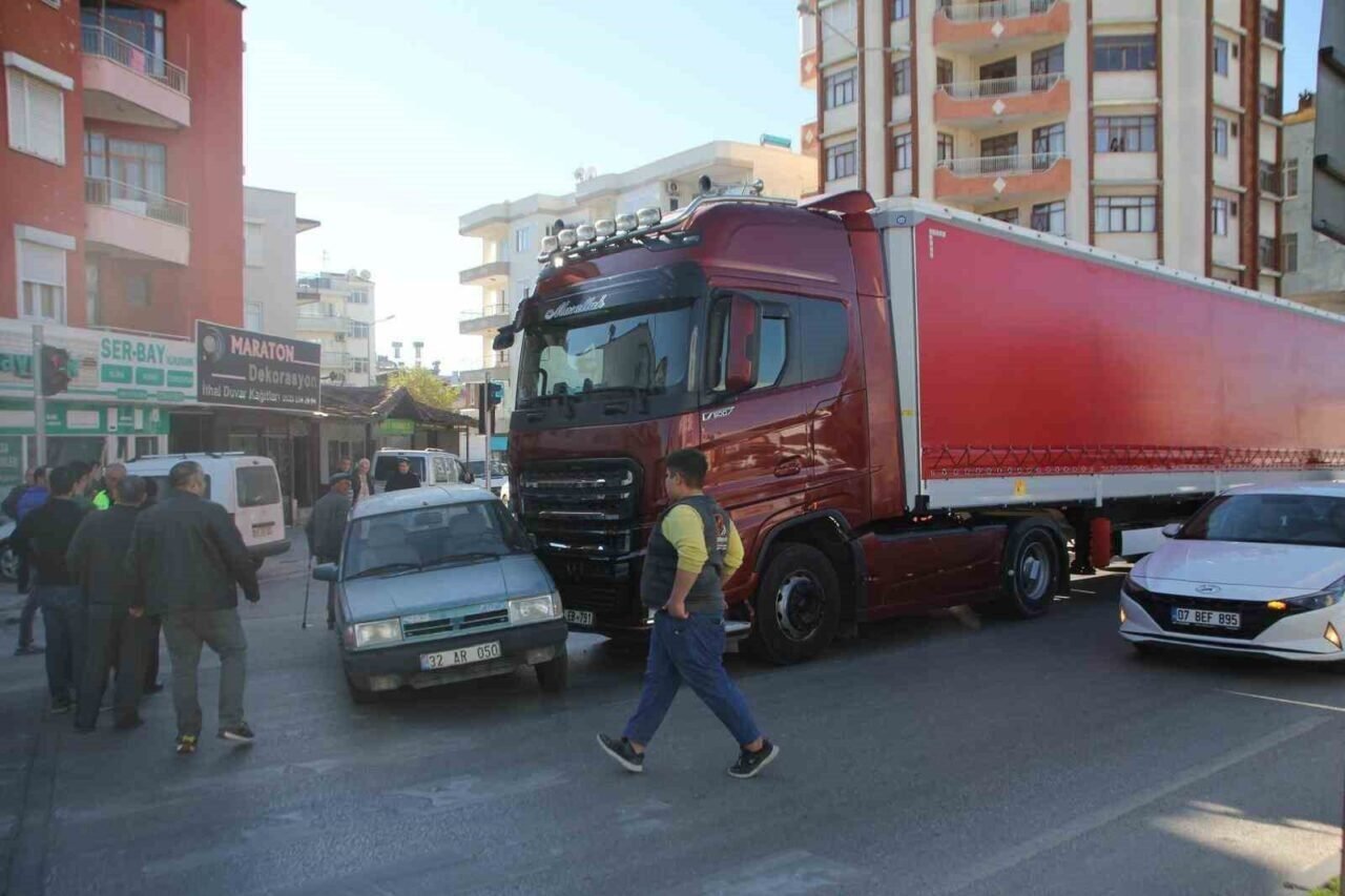 Babasının kaza yaptığını öğrenen oğlu paniğe kapılınca yayaya çarptı Babasının kaza yaptığını öğrenen oğlu paniğe kapılınca yayaya çarptı