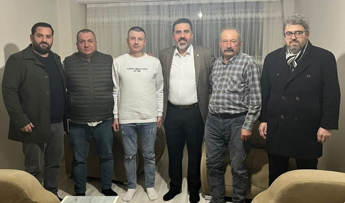 Yeniden Refah Partisi Akhisar İlçe Başkanı Ünal Kaplan ve yönetimi