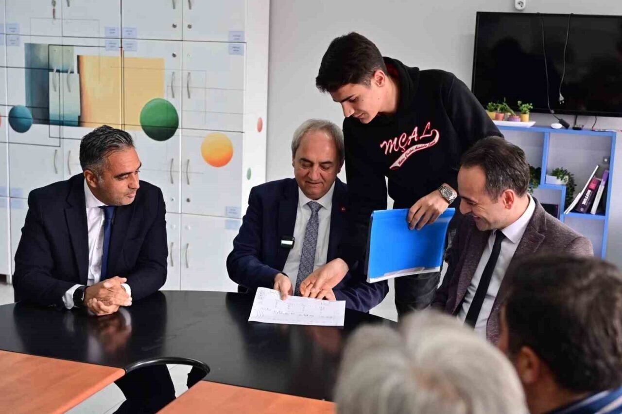 Başkan Kocagöz lise öğrencilerinin projelerini inceledi