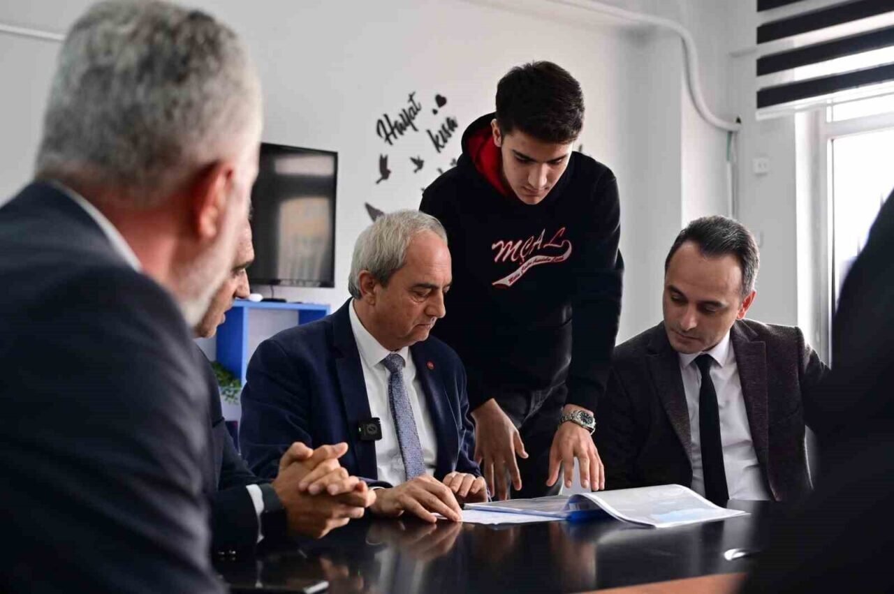 Başkan Kocagöz lise öğrencilerinin projelerini inceledi