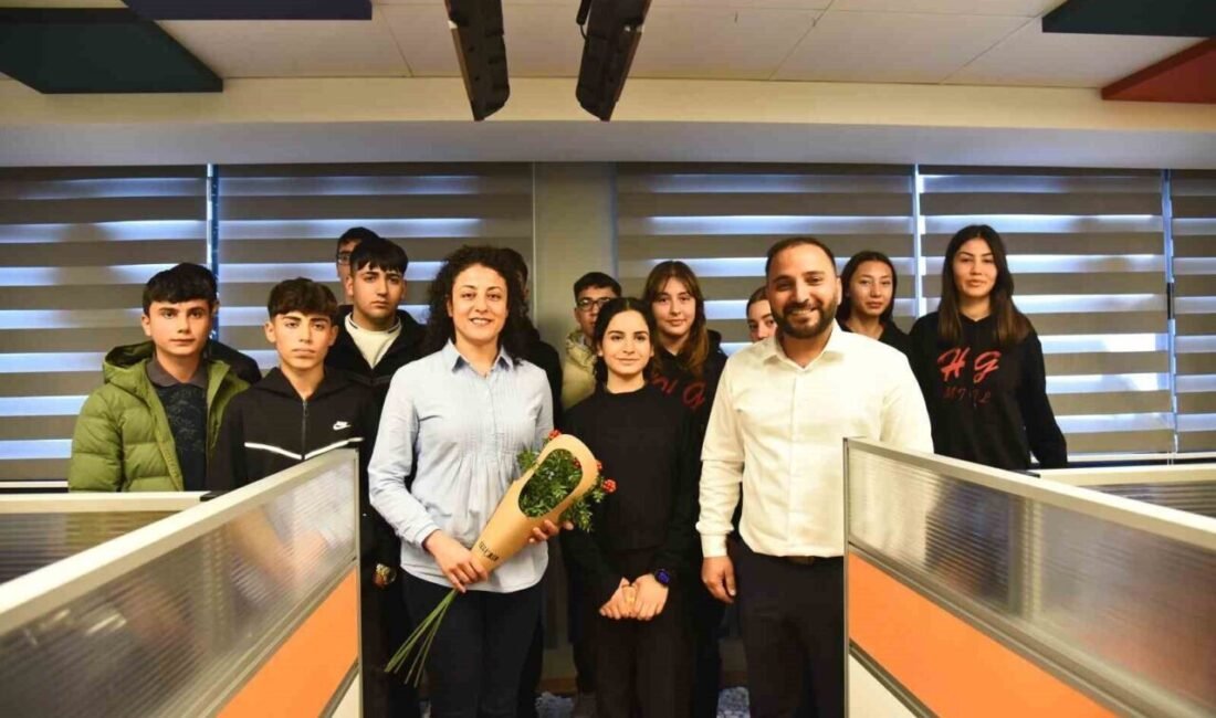 Menemen Belediyesi ile vatandaşları bir telefon mesafesinde yakınlaştıran Beyaz Masa