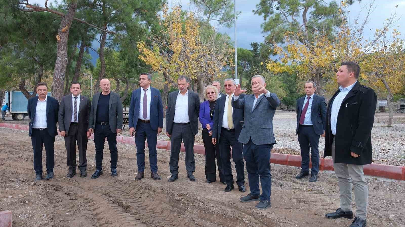Antalya’da Kemer Belediye Başkanı Necati Topaloğlu, Göynük Mahallesi’nde yer alan