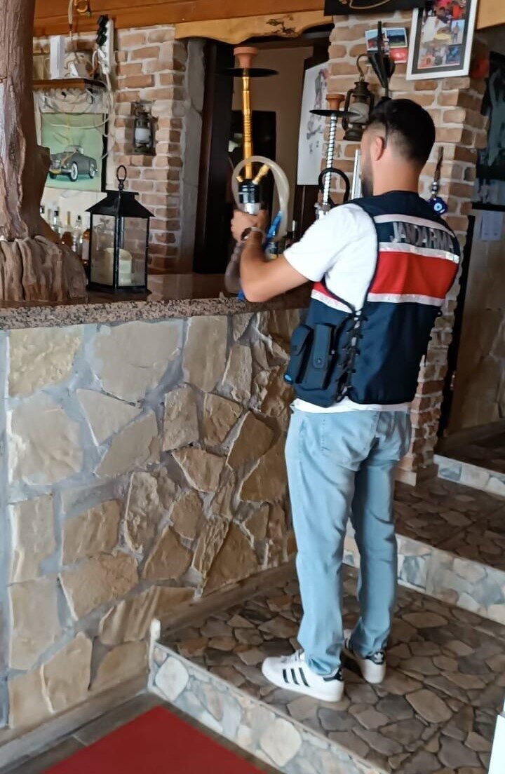 Belgesiz nargile sunumu yapan işletmeye ceza kesildi Belgesiz nargile sunumu yapan işletmeye ceza kesildi