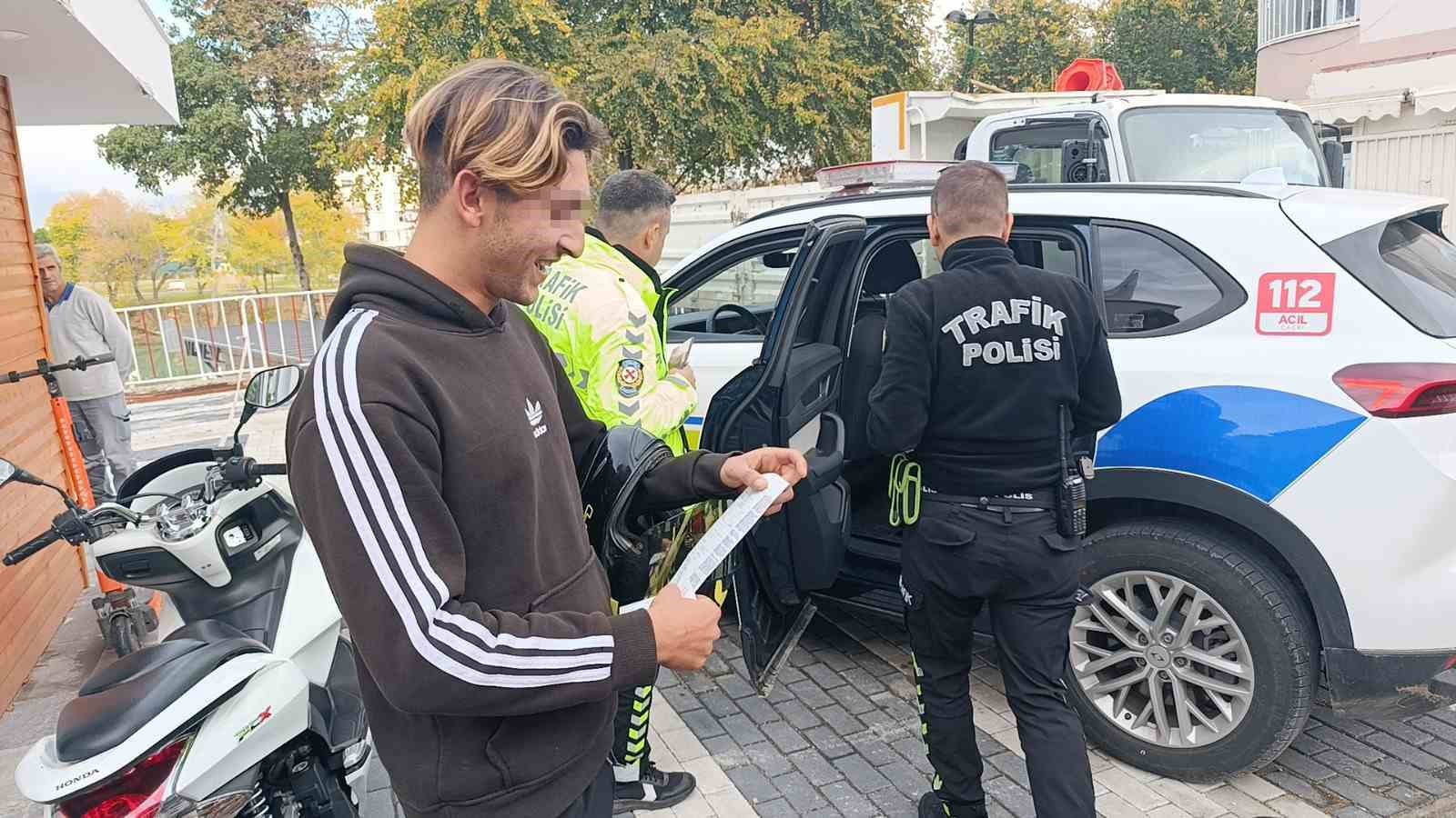 Birinci sefer ceza yedi, ceza makbuzuyla hatıra fotoğrafı çektirdi