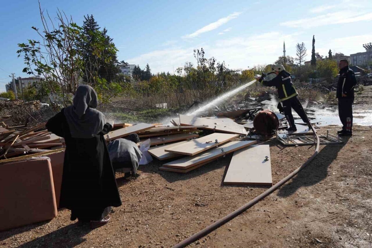 Boş arazide yanan tahta parçaları alev aldı