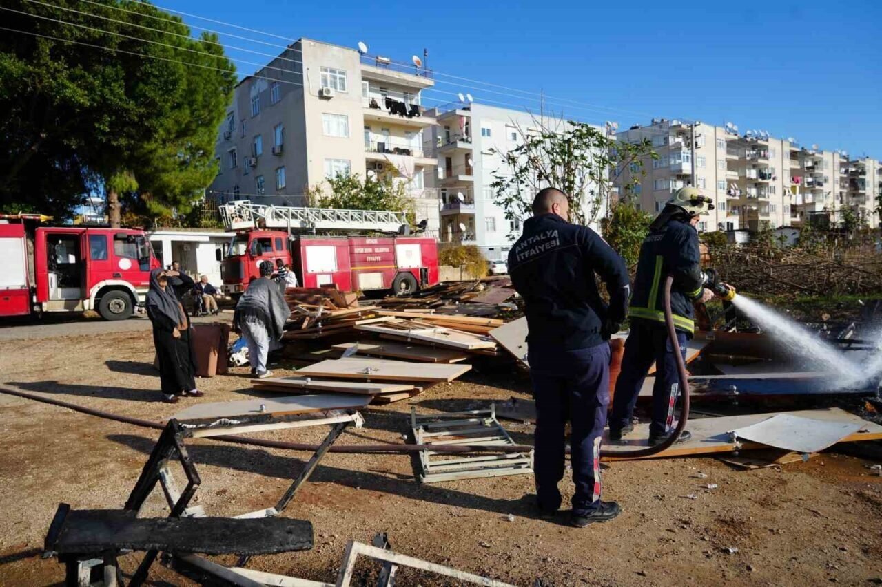 Boş arazide yanan tahta parçaları alev aldı