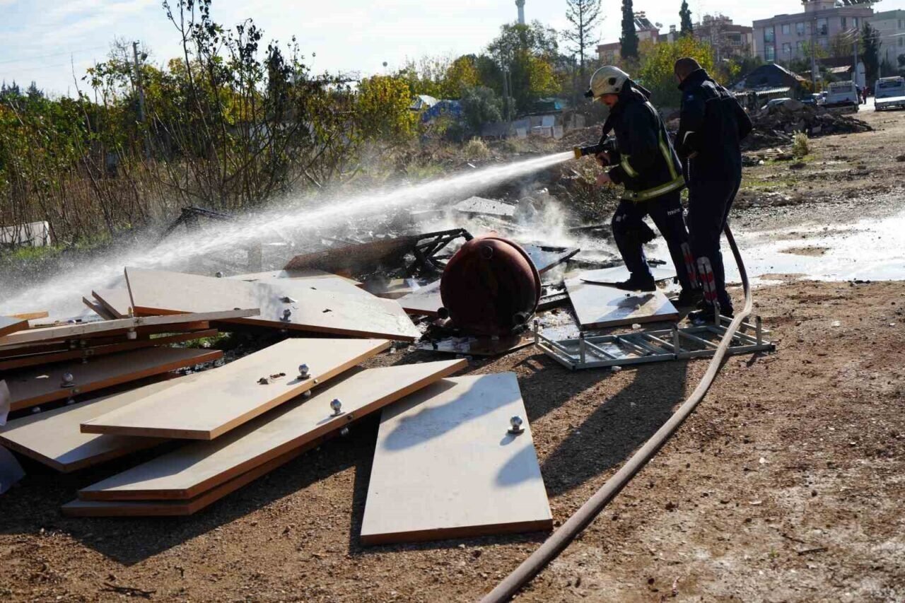 Boş arazide yanan tahta parçaları alev aldı