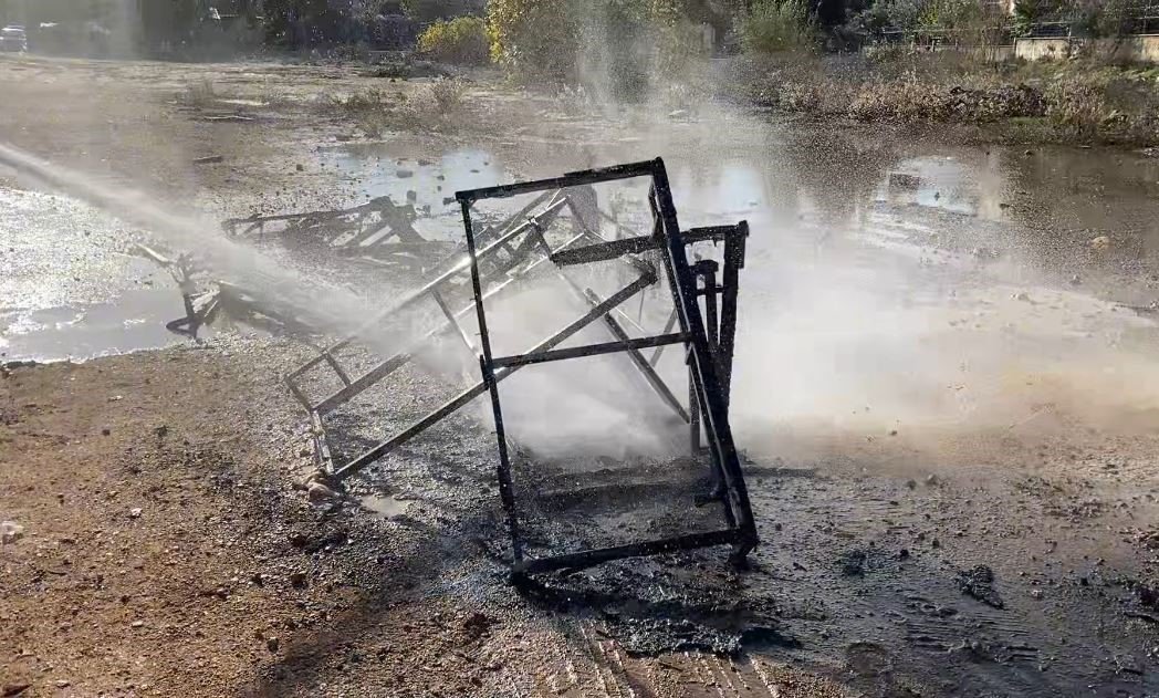 Boş yerde yanan tahta kesimleri alev aldı