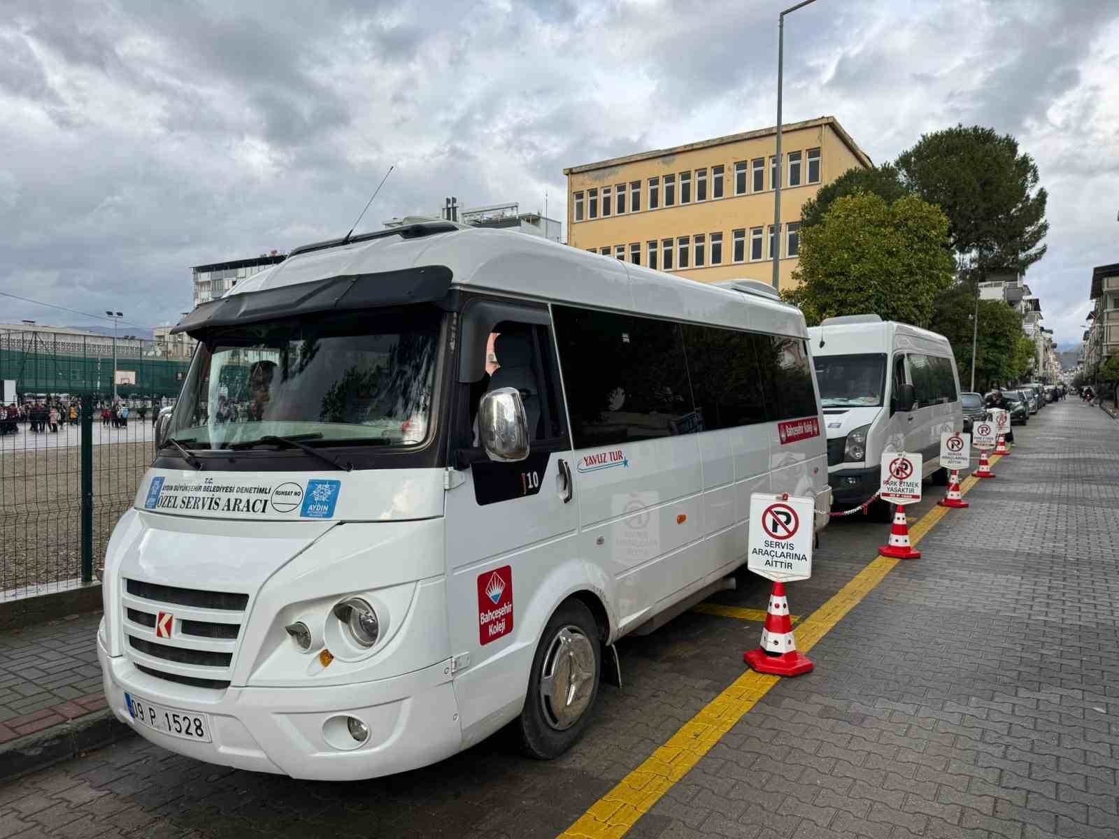 Aydın’ın Nazilli ilçesinde öğrenci servisi hizmeti veren servis araçları kooperatifi