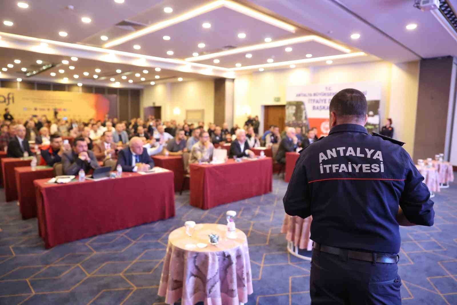 CHP’li 14 Büyükşehir Belediyesi’nin itfaiyesi eğitim için Antalya’da buluştu