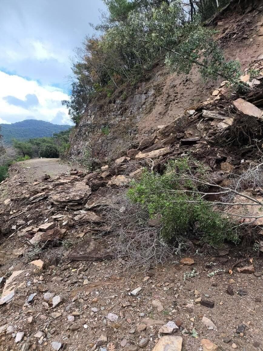 Davutlar Manastır yolu heyelan nedeniyle kapandı Davutlar Manastır yolu heyelan nedeniyle kapandı