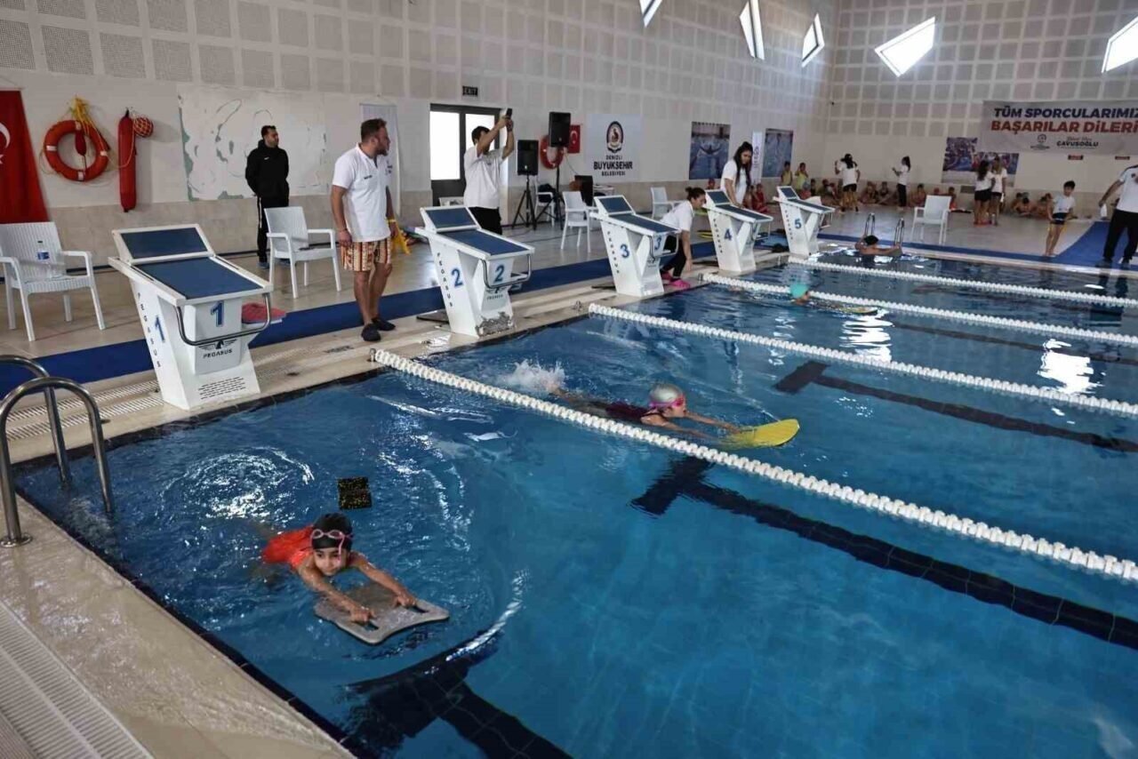 Denizli Büyükşehir 150 sporcuyla yüzme şenliği düzenlendi