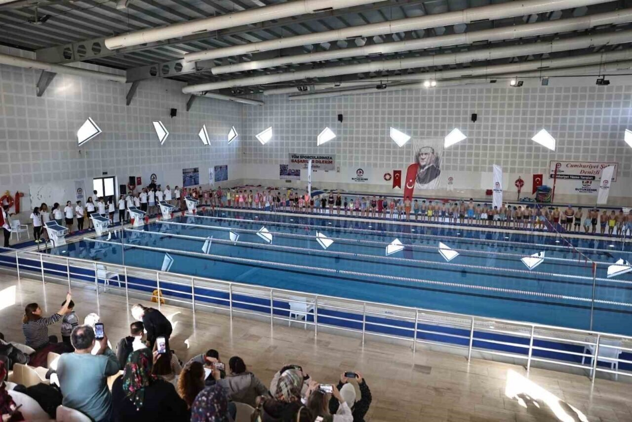 Denizli Büyükşehir 150 sporcuyla yüzme şenliği düzenlendi