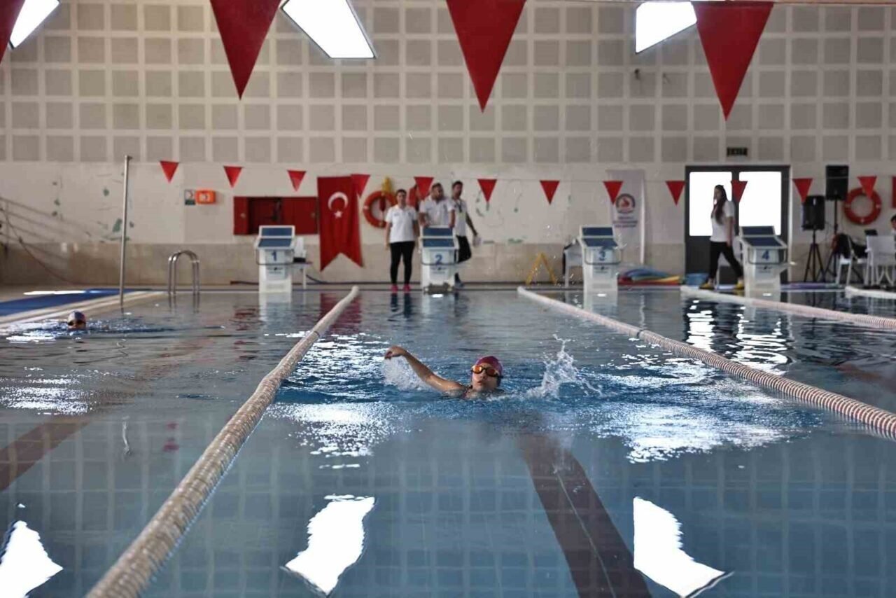 Denizli Büyükşehir 150 sporcuyla yüzme şenliği düzenlendi