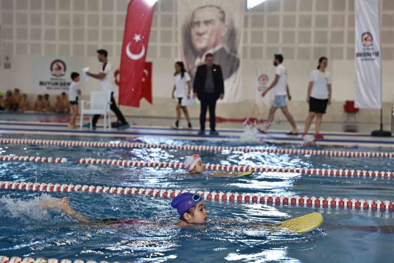 Denizli Büyükşehir 150 sporcuyla yüzme şenliği düzenlendi
