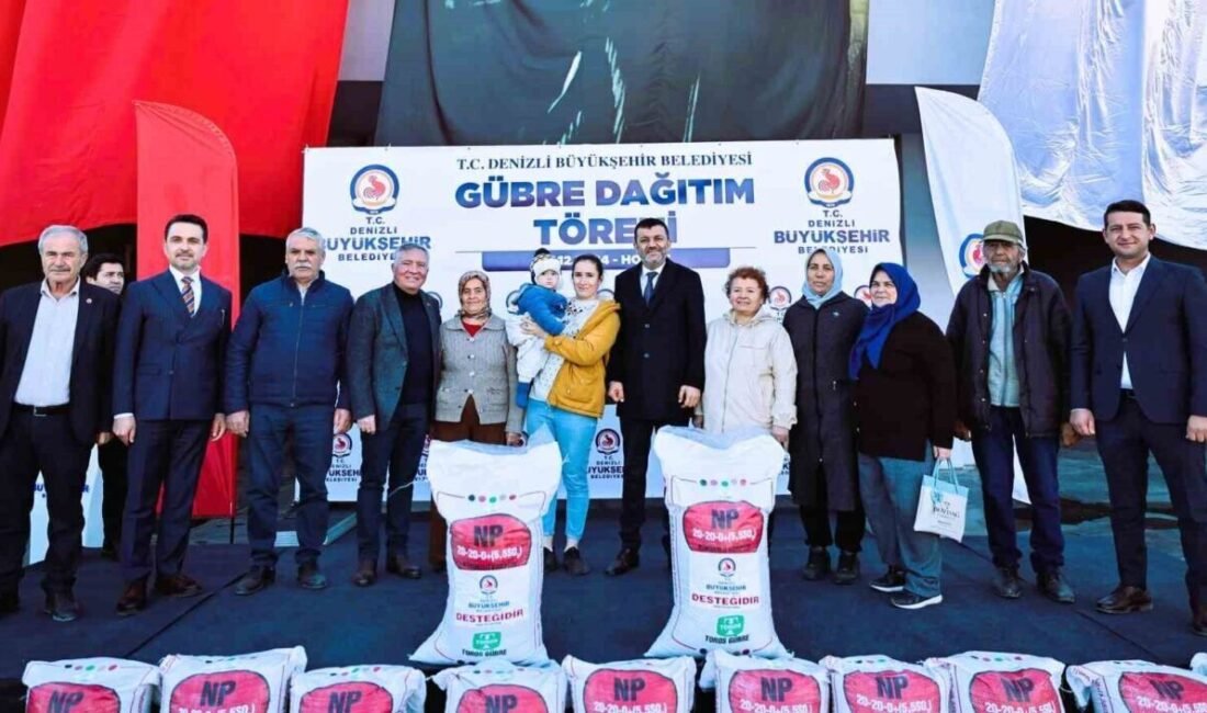Denizli Büyükşehir Belediyesi’nin gübre desteği dağıtımları başladı. Honaz ilçesinde üreticilerle
