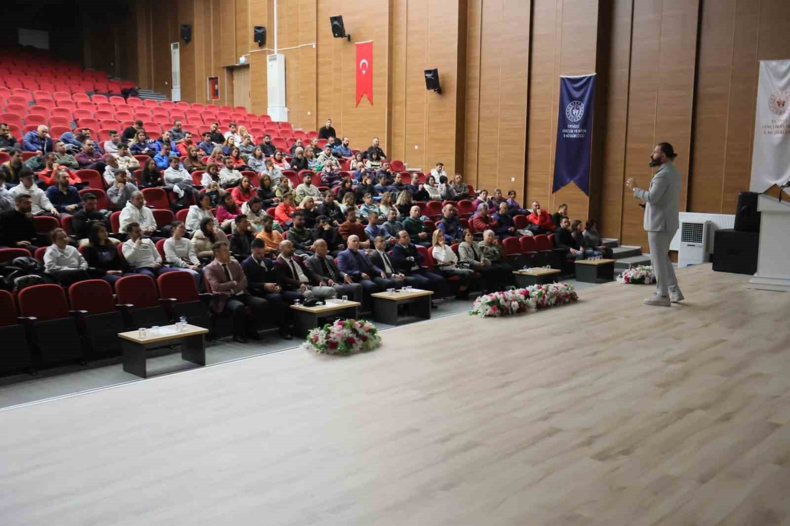 Denizli’de antrenörler hizmet için eğitim seminerinde buluştu