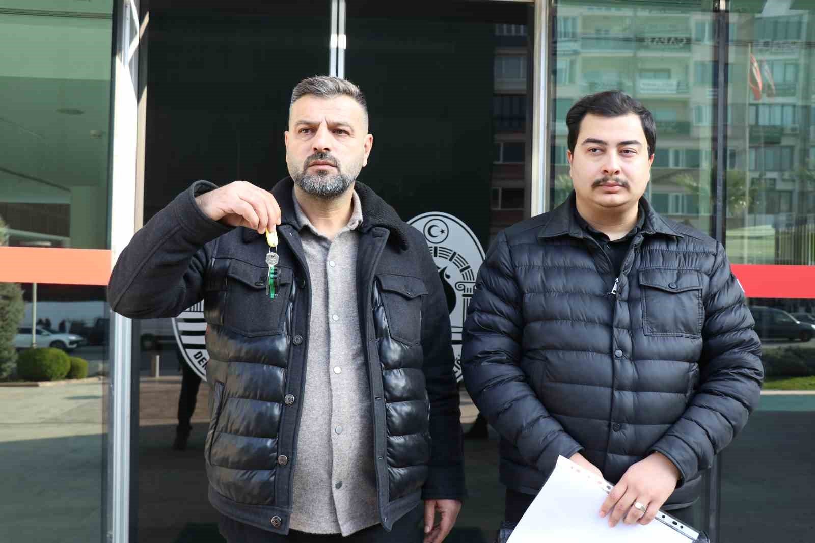 Denizlispor kulüp anahtarlarından biri belediyeye, başkası valiliğe bırakıldı