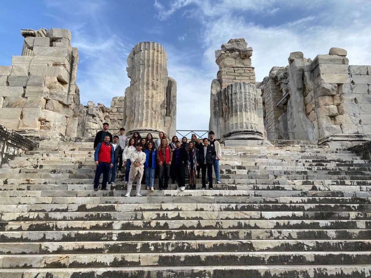 Didim’de gençler Apollon Tapınağı’nı gezdi