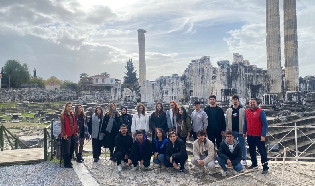 Aydın’ın Didim ilçesinde üniversite öğrencileri Apollon Tapınağı’nı gezerek, tarihle iç