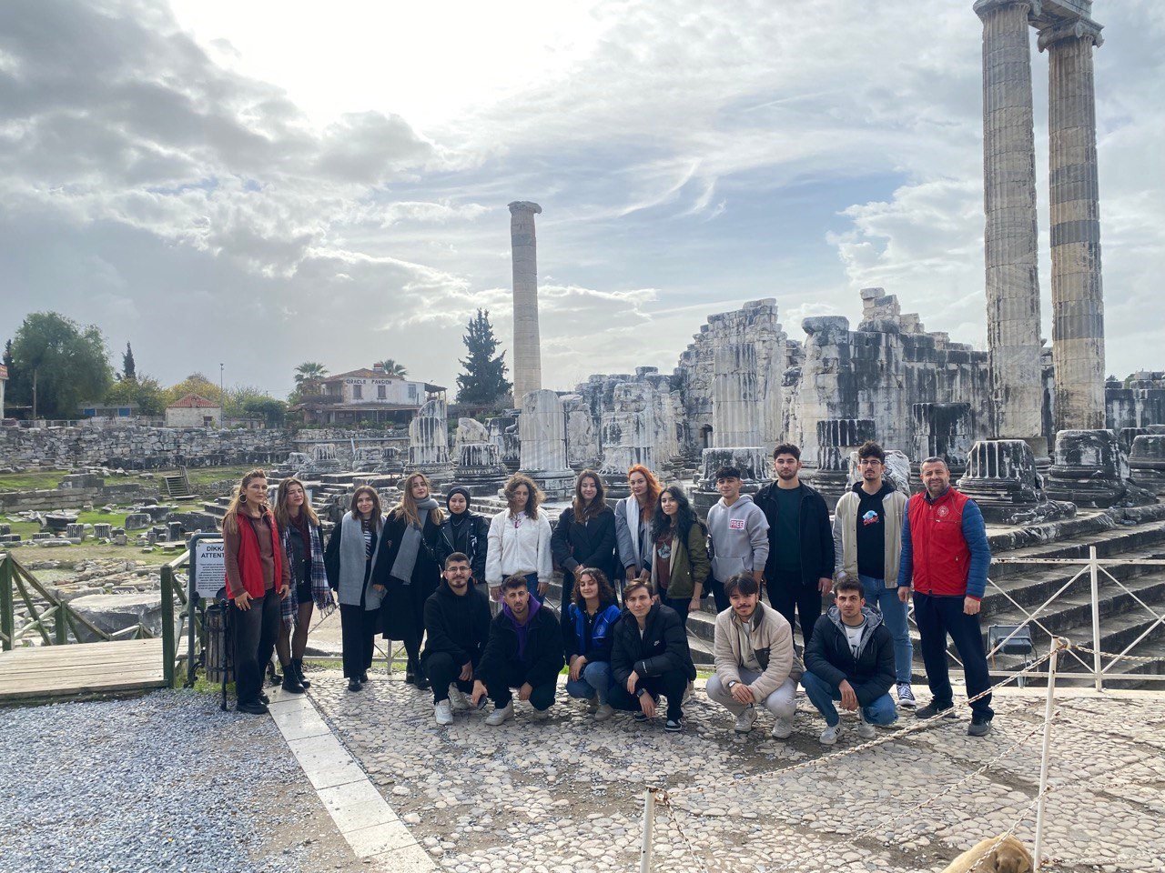 Aydın’ın Didim ilçesinde üniversite öğrencileri Apollon Tapınağı’nı gezerek, tarihle iç