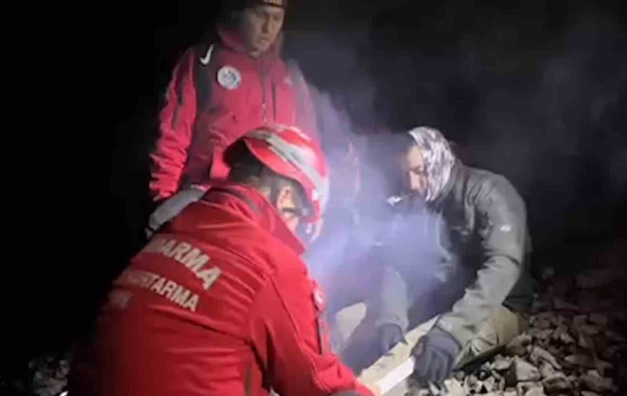 Doğa yürüyüşü sırasında ayağı kırıldı, jandarmanın helikopterli operasyonuyla kurtarıldı Doğa yürüyüşü sırasında ayağı kırıldı, jandarmanın helikopterli operasyonuyla kurtarıldı