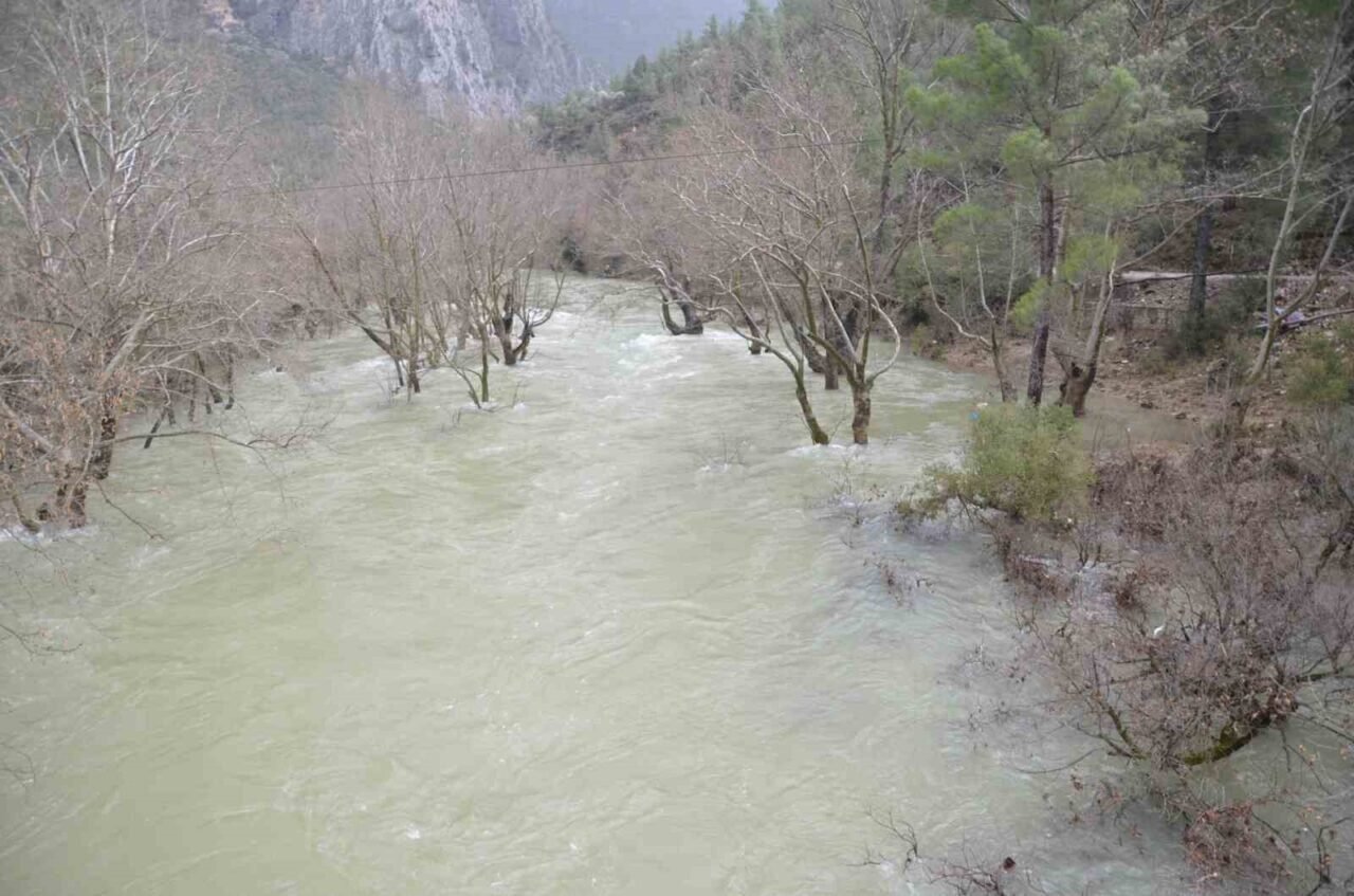 Dünyaca ünlü Altınbeşik Mağarası taştı, kuruyan Üzümdere Irmağı suya kavuştu