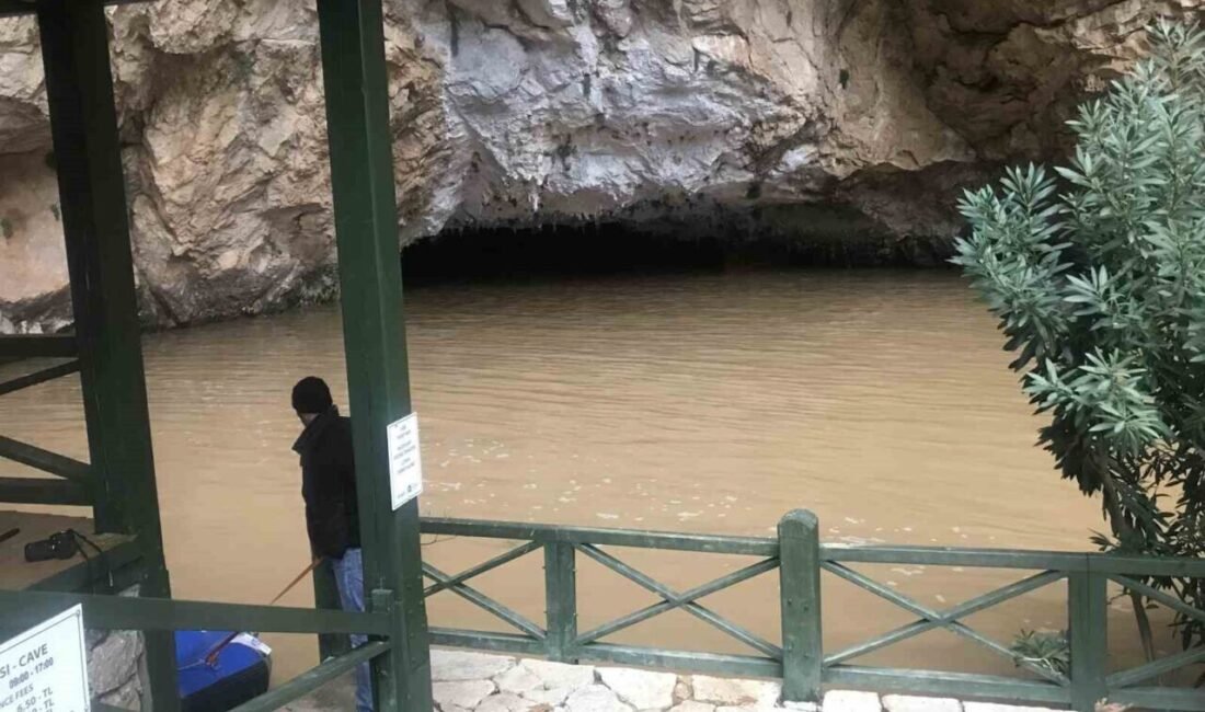 Antalya’da etkili olan sağanak yağış İbradı ilçesinde bulunan dünyanın üçüncü,