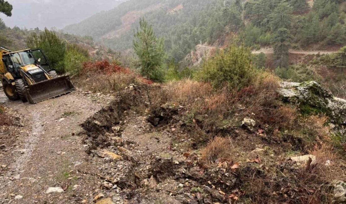 Yurt genelinde etkili olan yağışlar, Efeler’de bazı yolların kapanmasına neden