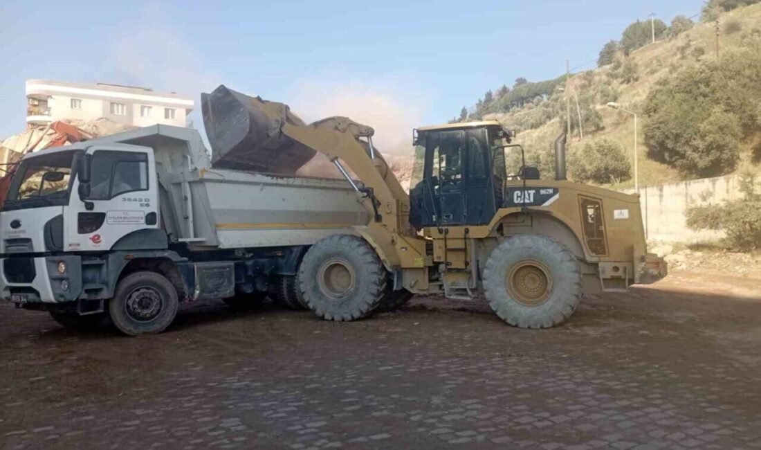 Efeler Belediyesi, ilçe genelinde yıkılma riski bulunan binaların yıkımlarına devam