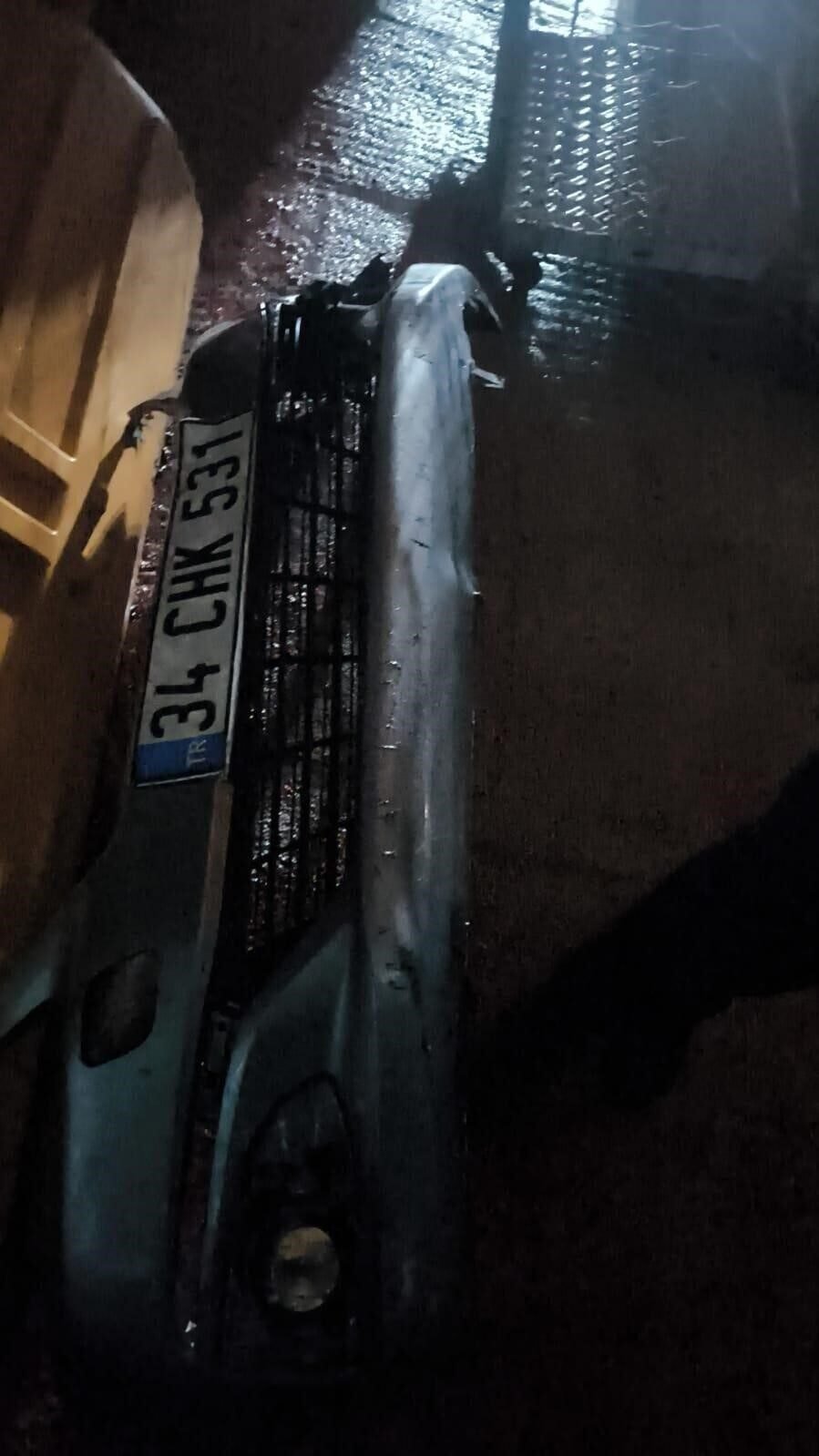 Falezlerden düşen otomobil, özel mıknatısla aranıyor