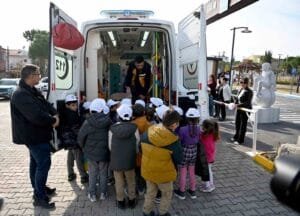 Kuşadası Belediye Başkanı Ömer Günel tarafından çocukların trafik eğitimi alması