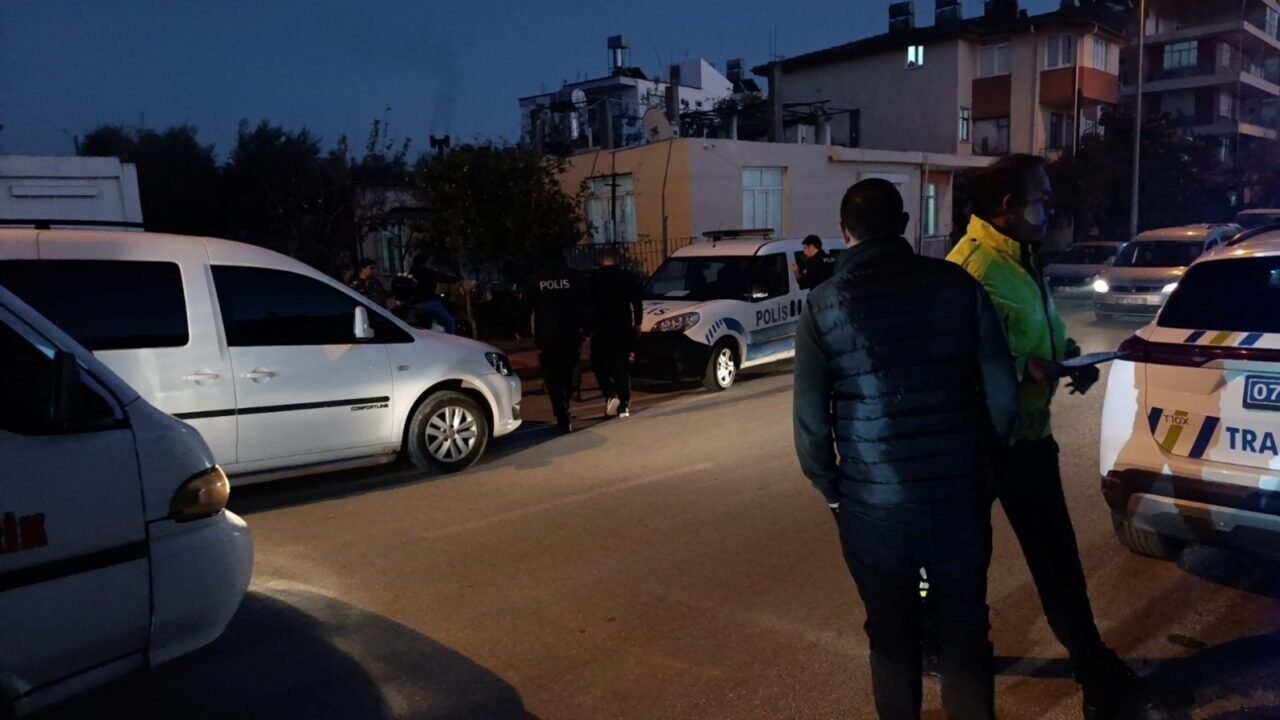 Hafif ticari araçla motosikletin çarpıştığı kazada motosikletli yaralandı