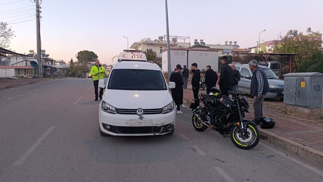 Hafif ticari araçla motosikletin çarpıştığı kazada motosikletli yaralandı