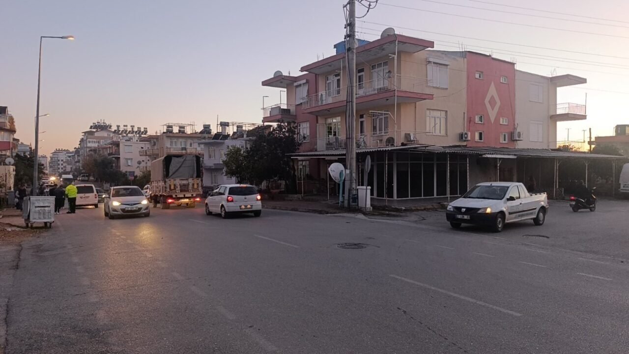 Hafif ticari araçla motosikletin çarpıştığı kazada motosikletli yaralandı