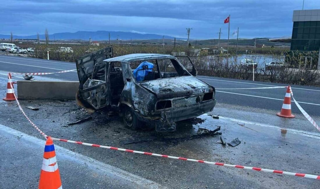 Manisa’nın Alaşehir ilçesinde seyir halindeki otomobilin alev alması sonucu araç