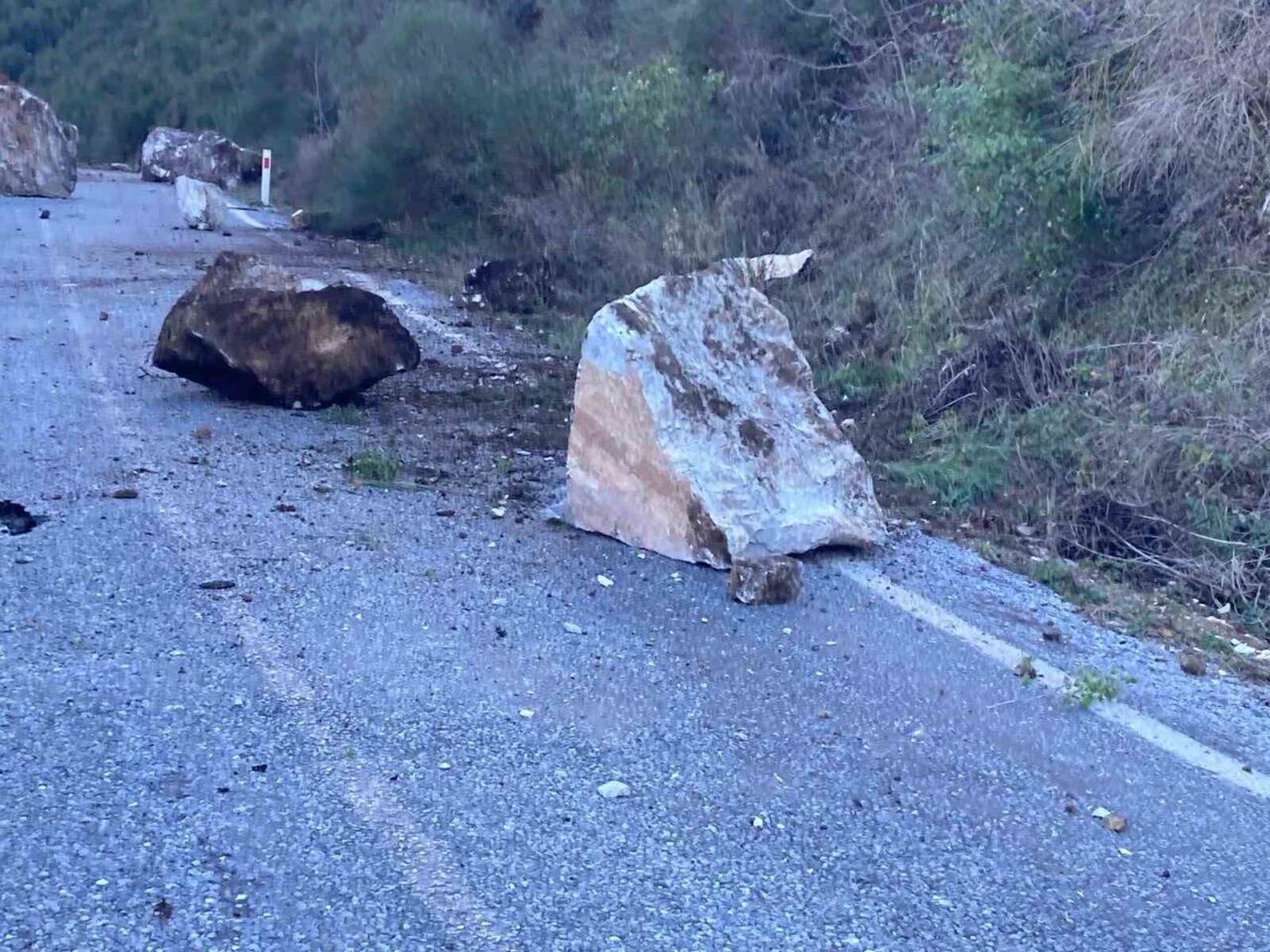 Heyelan dolayısıyla kapanan yola ekipler sevk edildi