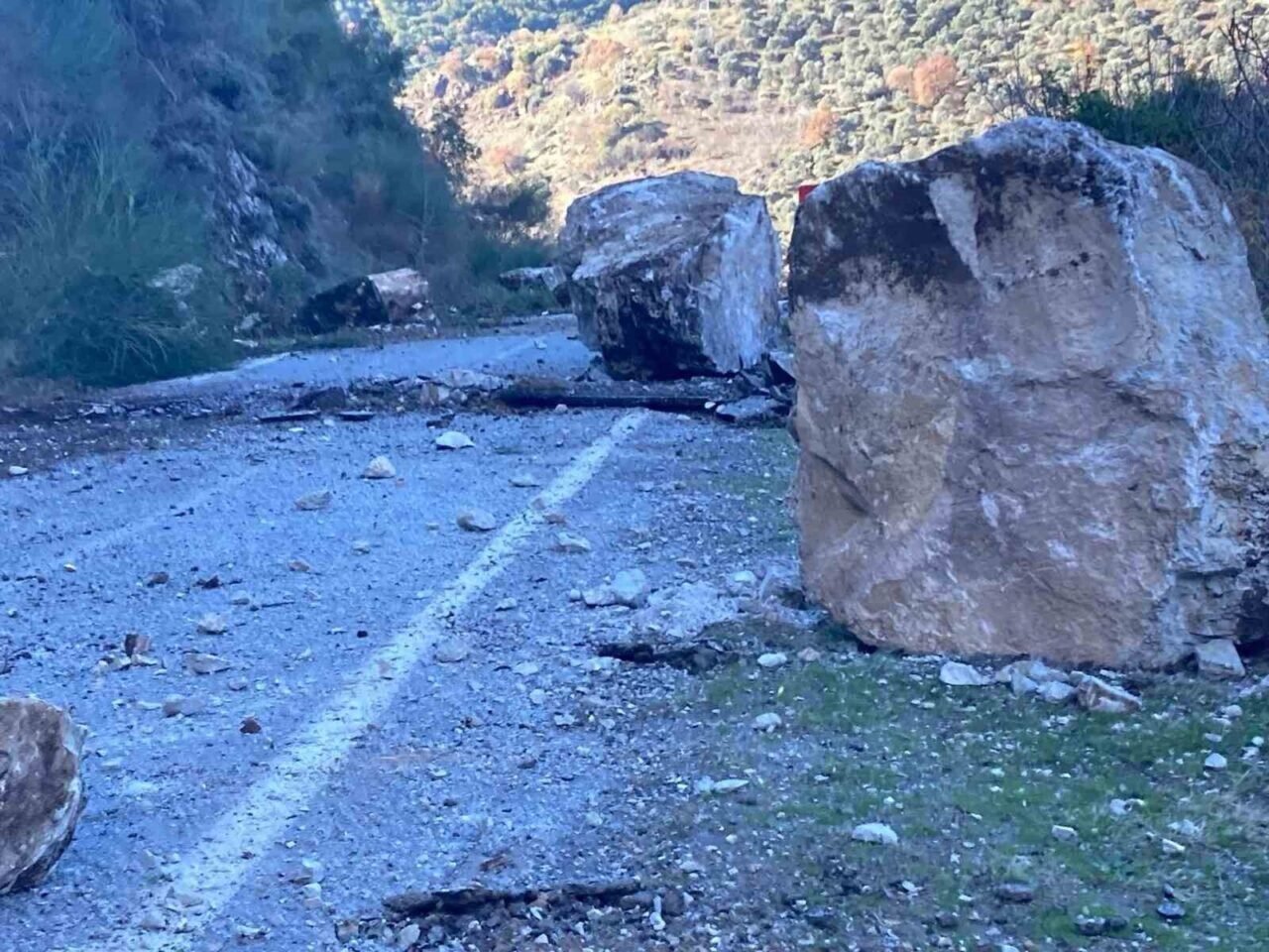 Heyelan dolayısıyla kapanan yola ekipler sevk edildi