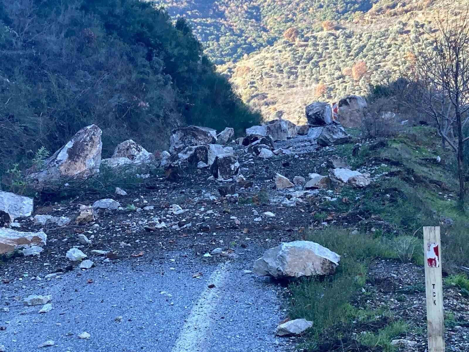 Heyelan münasebetiyle kapanan yola takımlar sevk edildi