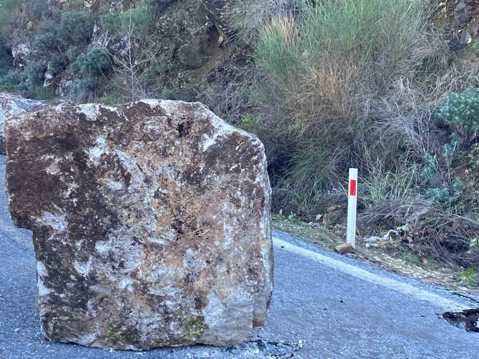 Heyelan münasebetiyle kapanan yola takımlar sevk edildi